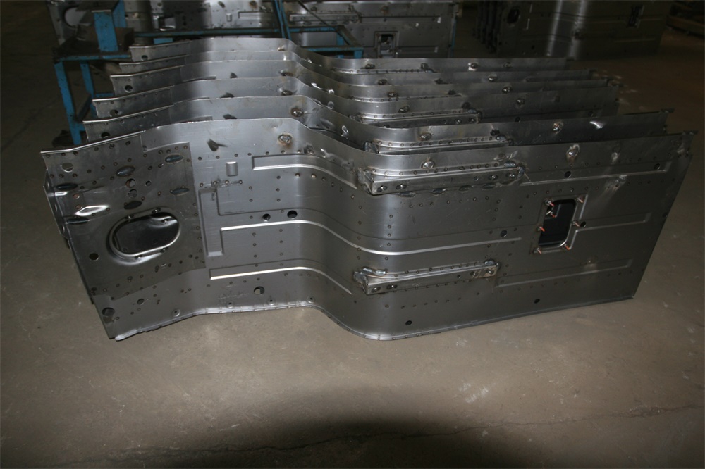 中國重汽重卡保險(xiǎn)杠總成